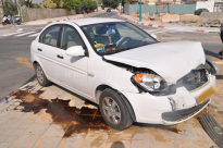 بالصور: اصابة طفيفة لسيدة بحادث طرق بين مركبتين وسط مدينة اللد